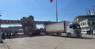 A truck passes through the Akçakale Customs Gate on the border with Syria, Şanlıurfa, southeastern Türkiye, March 29, 2026. (AA Photo)