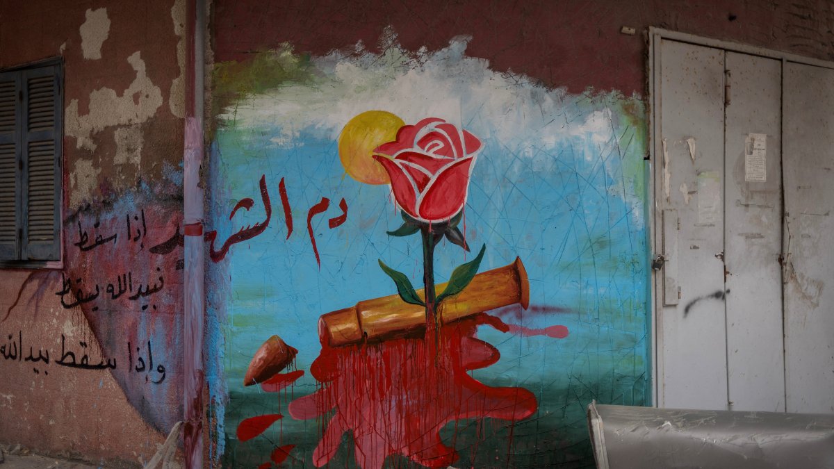 A mural by Mohamed Younes, a 50-year-old visual artist, on a wall of a building damaged in an Israeli strike, amid escalating hostilities between Israel and Hezbollah, Tyre, Lebanon, April 6, 2026. (Reuters Photo)