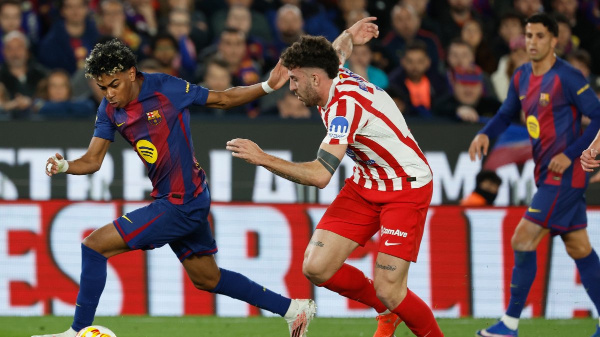 Barcelona's Lamine Yamal (L) and Atletico Madrid's Matteo Ruggeri challenge for the ball during the Copa del Rey semifinal second leg match, Barcelona, Spain, March 3, 2026. (AP Photo)