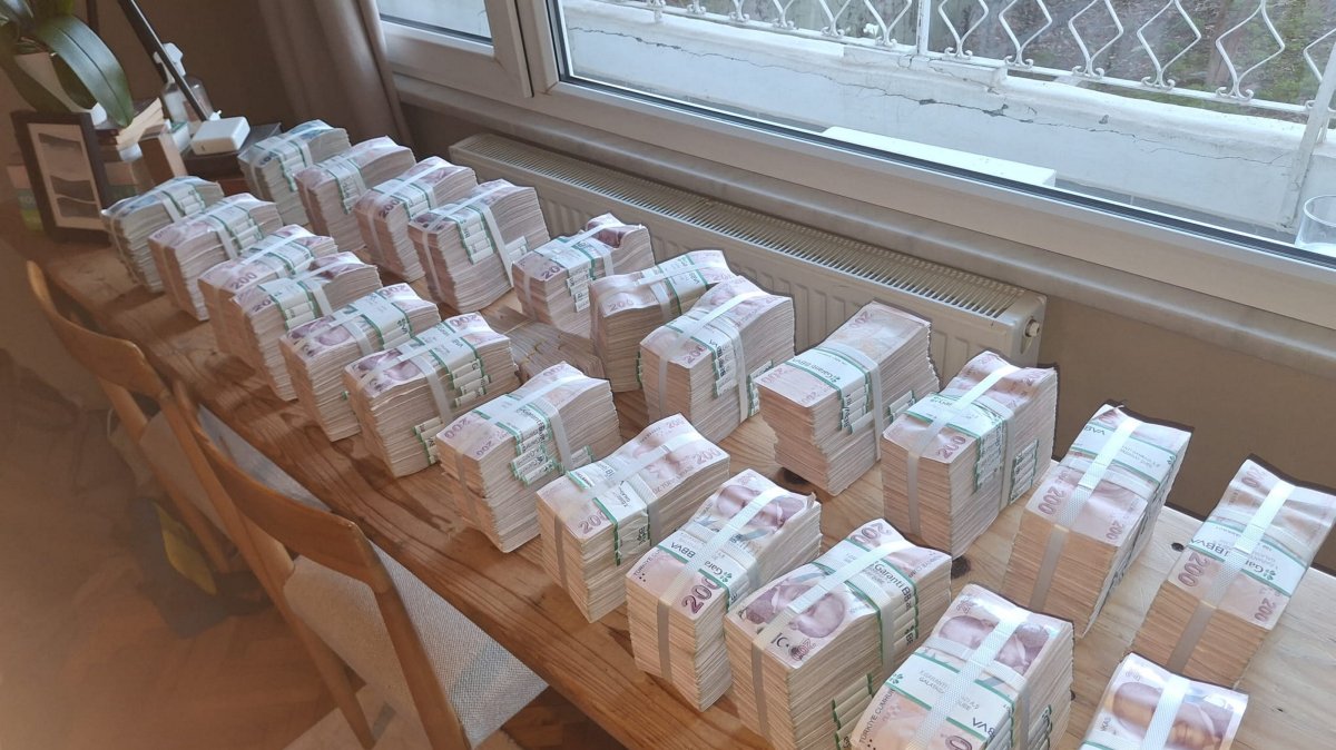 Wads of cash found in a location raided by police as part of anti-corruption operations, Istanbul, Türkiye, April 7, 2026. (AA Photo)