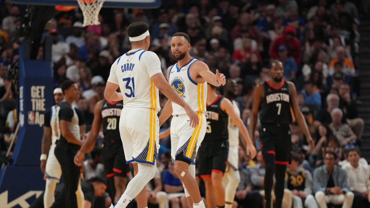 Golden State Warriors guard Stephen Curry (L) meets with guard Seth Curry after a play against the Houston Rockets in the second quarter at the Chase Center, San Francisco, U.S., Apr 5, 2026. (Reuters Photo)