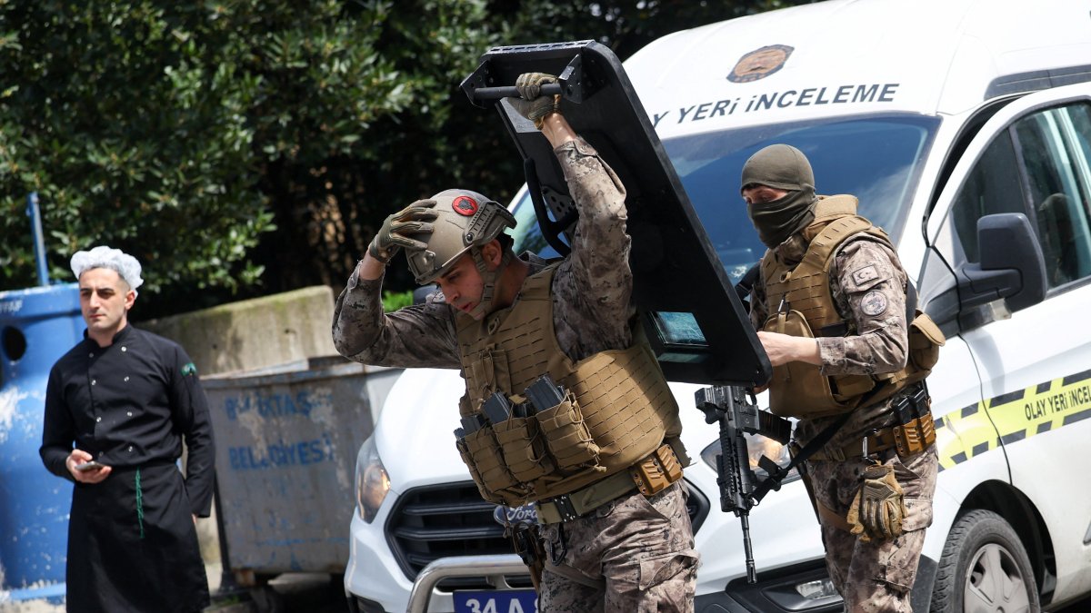 Police officers take security measures at the scene, Istanbul, Türkiye, April 7, 2026. (Reuters Photo)