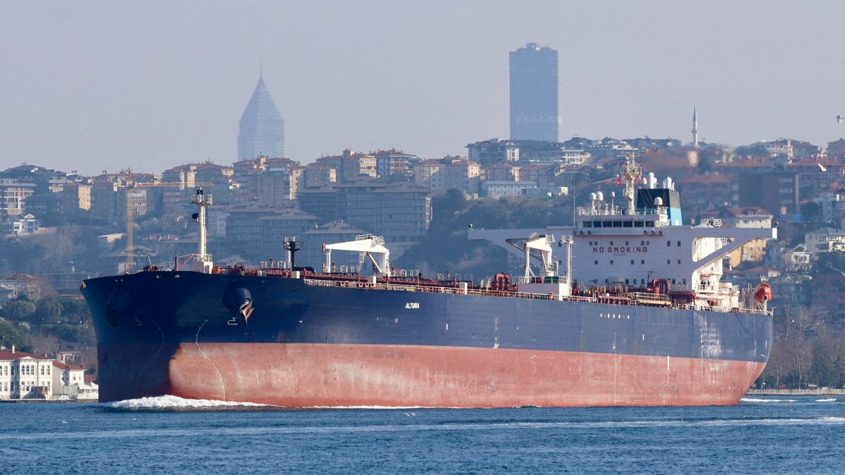 Altura, a Turkish-owned crude oil tanker, transits the Bosporus in Istanbul, Türkiye, March 16, 2026. (Reuters Photo)