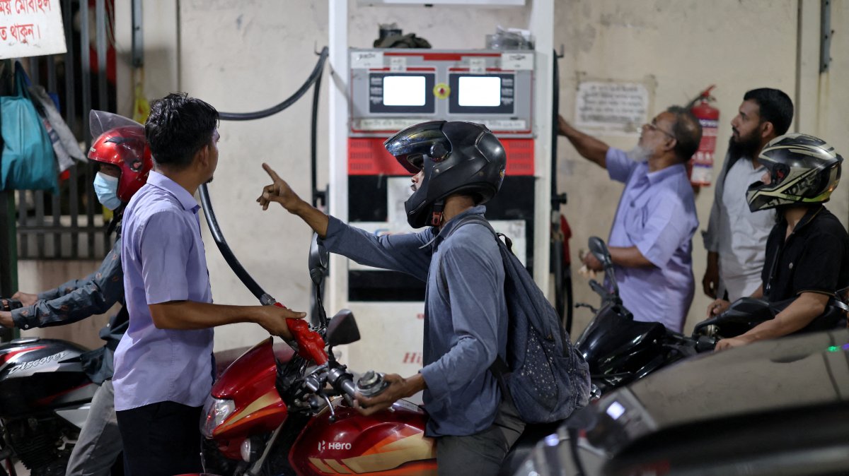 Vehicles refuel at a fuel station, as concerns grow over fuel supply amid the U.S.-Israel war on Iran, Dhaka, Bangladesh, April 6, 2026. (Reuters Photo)
