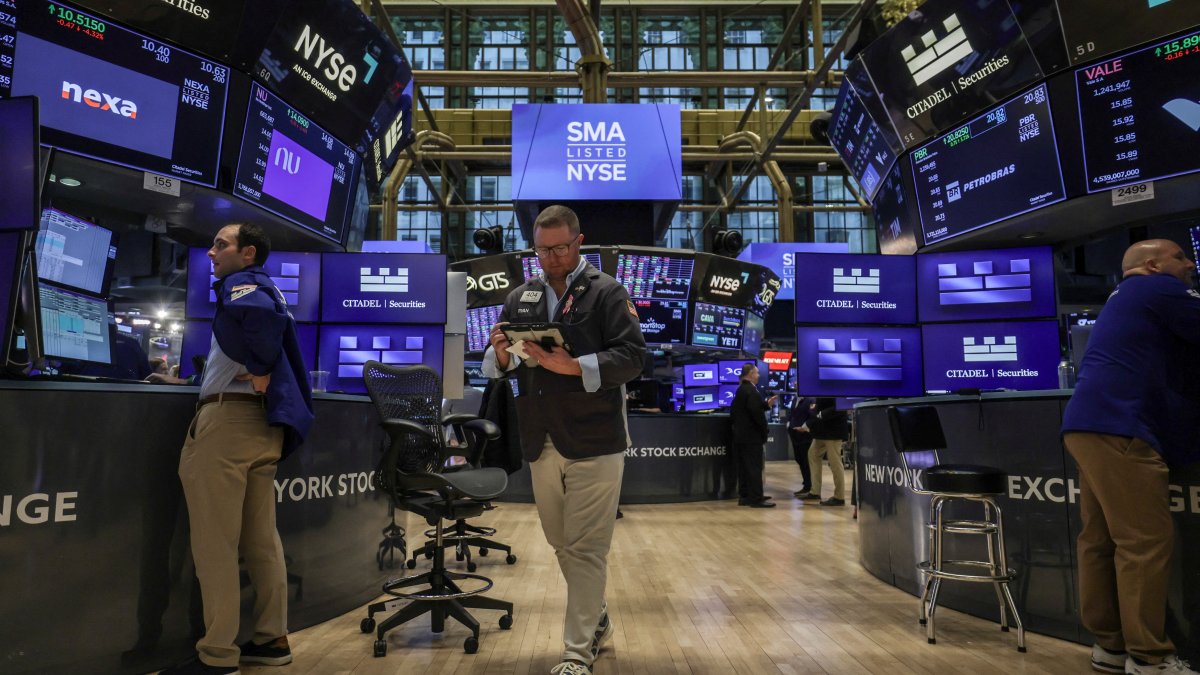 Traders work on the floor at the New York Stock Exchange (NYSE), New York City, U.S., April 2, 2026. (Reuters Photo)