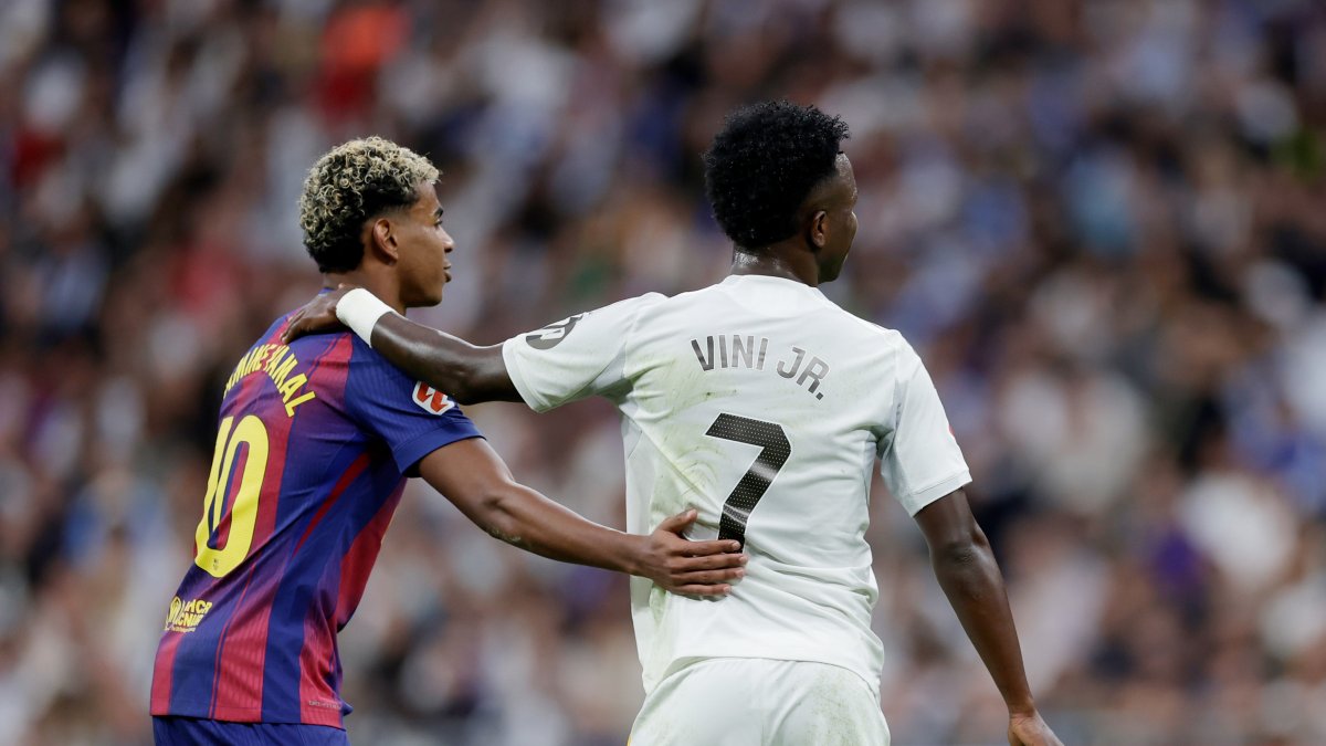 Barcelona's Lamine Yamal (L), Real Madrid's Vinicius Junior during the La Liga match at the Bernabeu, Madrid, Spain, Oct. 26, 2025. (Getty Images Photo)