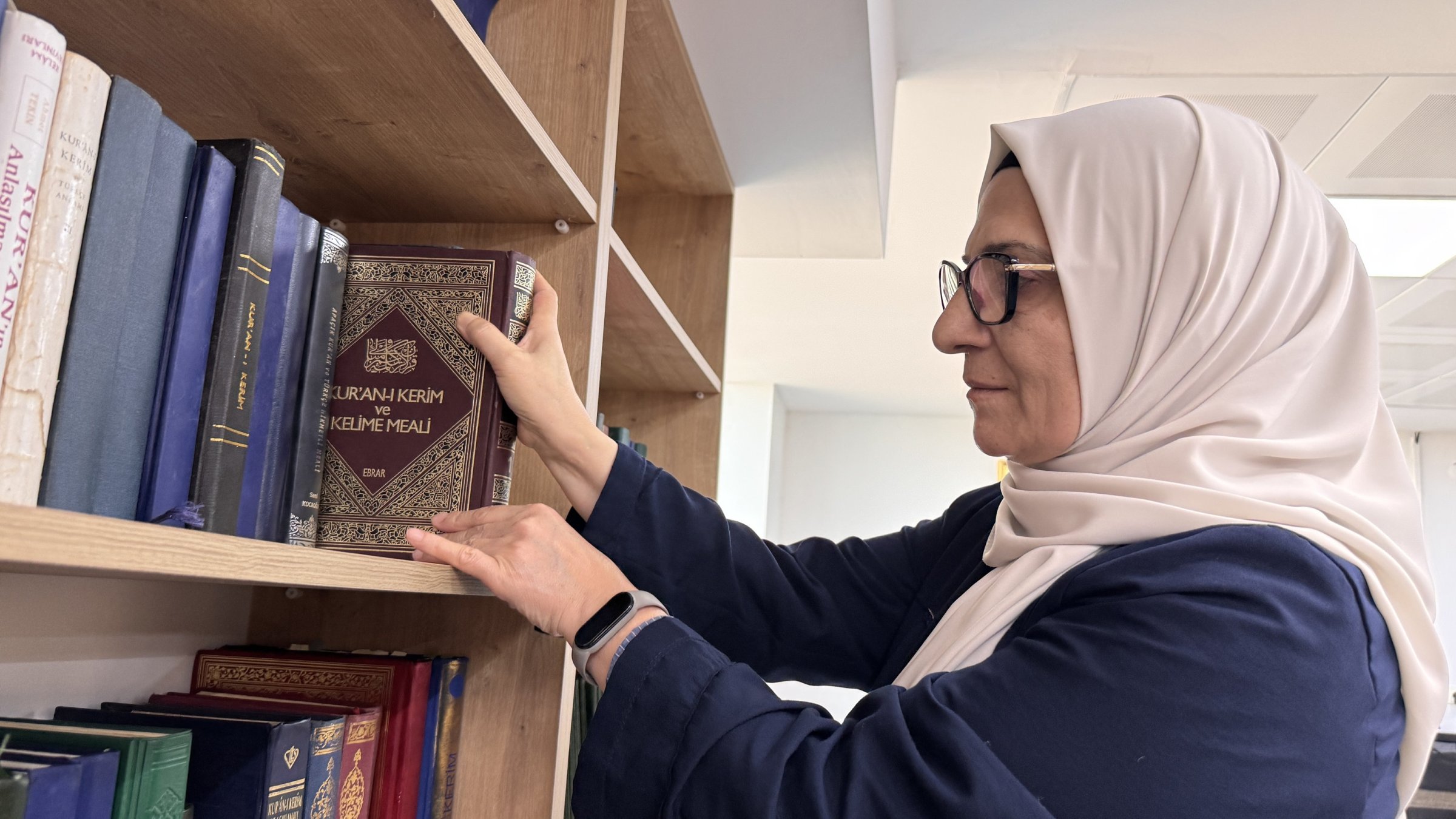 Sehergül Koç studies at a university library, Zonguldak, Türkiye, April 1, 2026. (AA Photo)