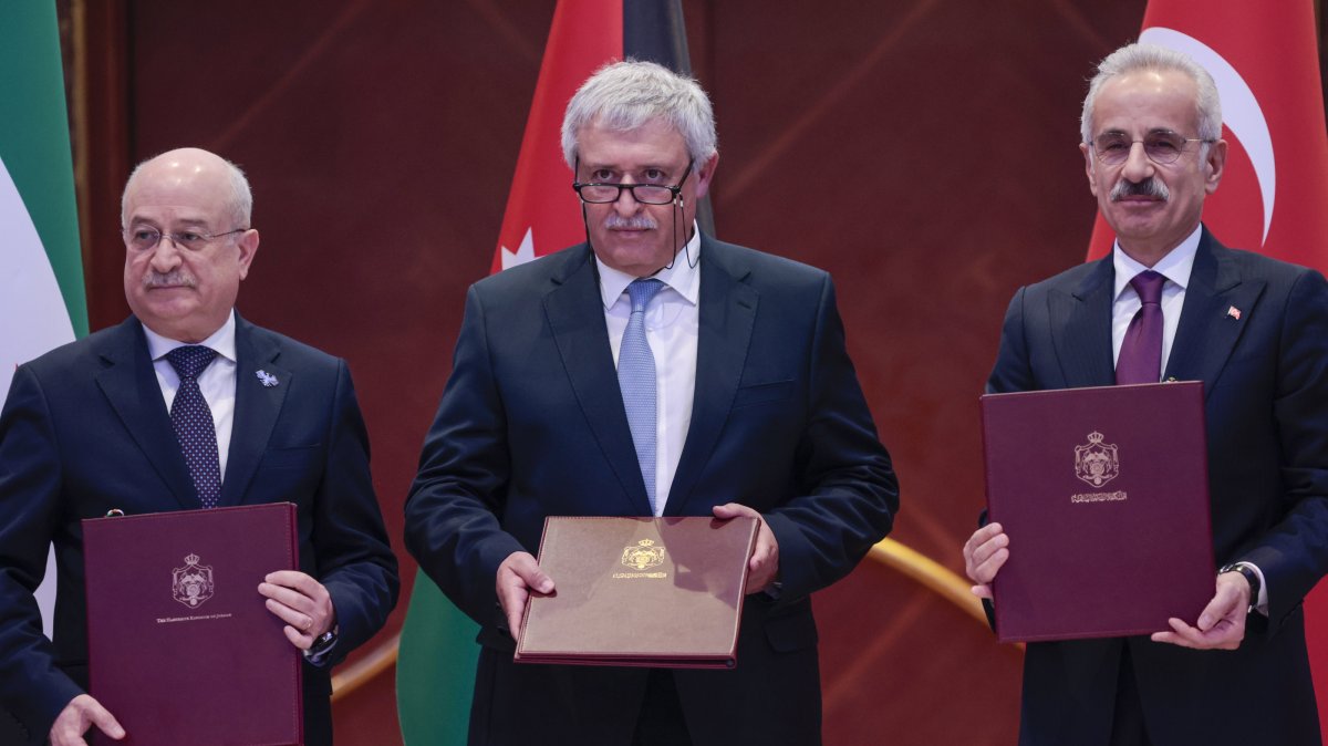 Transport and Infrastructure Minister Abdulkadir Uraloğlu (R) poses with his Jordanian counterpart Nidal Qatamin (C) and Syrian Transport Minister Yarub Badr, Amman, Jordan, April 7, 2026. (AA Photo)