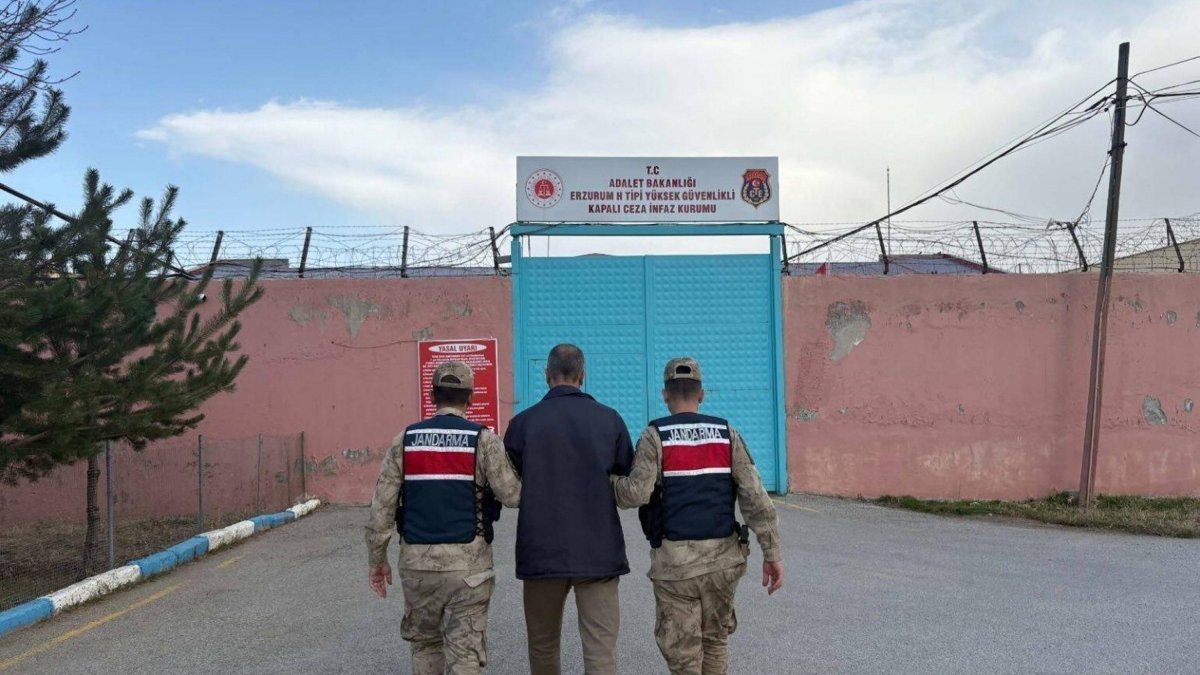 Gendarmerie officers escort a FETÖ convict to prison, Erzurum, eastern Türkiye, Nov. 7, 2025. (AA Photo)