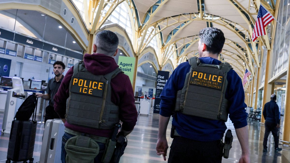  U.S. Immigration and Customs Enforcement (ICE) agents patrol at Washington Reagan National Airport in Arlington, Virginia, U.S., March 24, 2026. (Reuters File Photo)