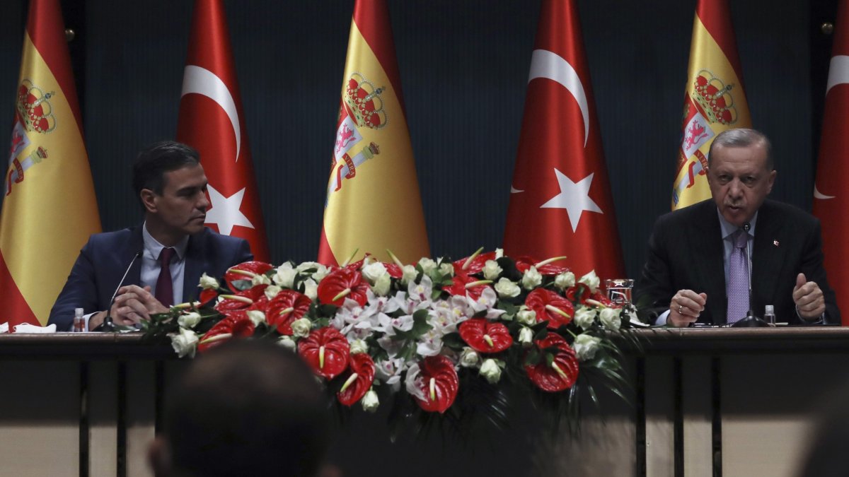 President Recep Tayyip Erdoğan, right, and Spanish Prime Minister Pedro Sanchez speak at a joint news conference after their talks at the Presidential Complex, in Ankara, Wednesday, Nov. 17, 2021. (AP File Photo)