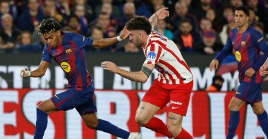 Barcelona's Lamine Yamal (L) and Atletico Madrid's Matteo Ruggeri challenge for the ball during the Copa del Rey semifinal second leg match, Barcelona, Spain, March 3, 2026. (AP Photo)