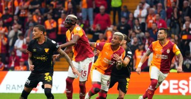 (L-R) Göztepe's Janderson, Galatasaray's Victor Osimhen, Mario Lemina, and Abdülkerim Bardakcı challenge for position during the Süper Lig match at RAMS Park, Istanbul, Türkiye, Oct. 26, 2025. (IHA Photo)