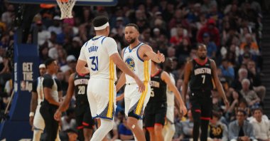 Golden State Warriors guard Stephen Curry (L) meets with guard Seth Curry after a play against the Houston Rockets in the second quarter at the Chase Center, San Francisco, U.S., Apr 5, 2026. (Reuters Photo)