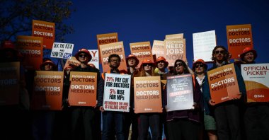 Staff members hold placards as they stand on a picket line during the first day of a six-day resident doctors' strike outside St Thomas' Hospital, central London, Britain, April 7, 2026. (Reuters Photo)