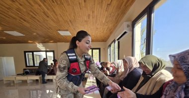 Gendarmerie teams offer information to 871 women about installing the Women’s Emergency Support (KADES) app, Gaziantep, Türkiye, March 11, 2026. (IHA Photo)