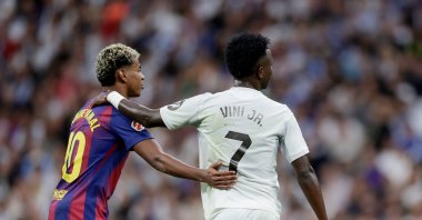 Barcelona's Lamine Yamal (L), Real Madrid's Vinicius Junior during the La Liga match at the Bernabeu, Madrid, Spain, Oct. 26, 2025. (Getty Images Photo)