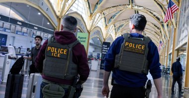  U.S. Immigration and Customs Enforcement (ICE) agents patrol at Washington Reagan National Airport in Arlington, Virginia, U.S., March 24, 2026. (Reuters File Photo)