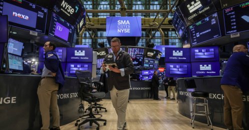 Traders work on the floor at the New York Stock Exchange (NYSE), New York City, U.S., April 2, 2026. (Reuters Photo)