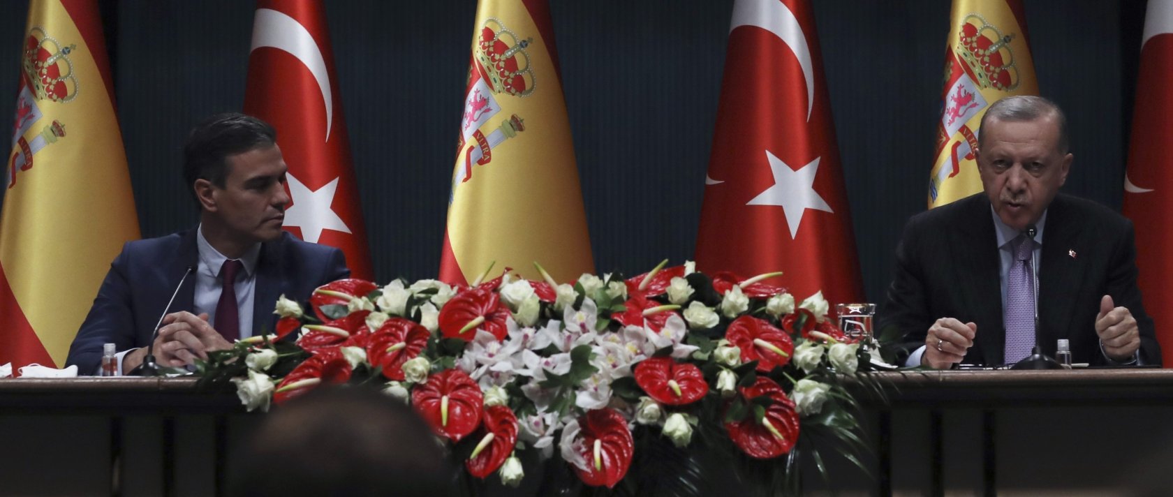 President Recep Tayyip Erdoğan, right, and Spanish Prime Minister Pedro Sanchez speak at a joint news conference after their talks at the Presidential Complex, in Ankara, Wednesday, Nov. 17, 2021. (AP File Photo)