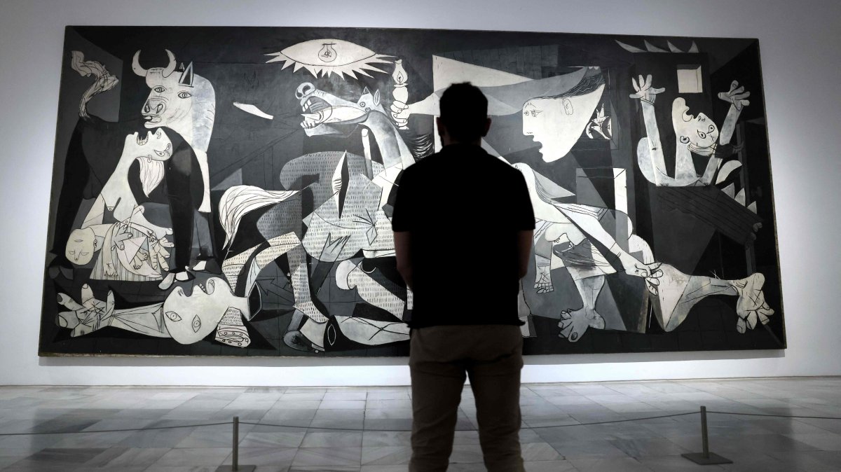 A visitor looks at Pablo Picasso's "Guernica," Madrid, Spain, Sept. 12, 2022. (AFP Photo)