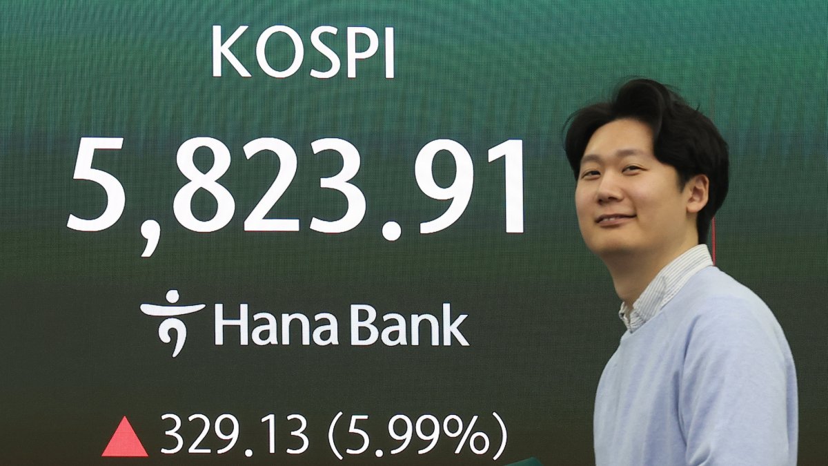A financial data screen in the dealing room of Hana Bank shows the benchmark Korea Composite Stock Price Index (KOSPI) having logged an intraday high of 5,823.93, up 5.99% from the previous session, in early trading, after South Korean shares rallied on reports of a cease-fire between the U.S. and Iran, Seoul, South Korea, April 8, 2026. (EPA Photo)