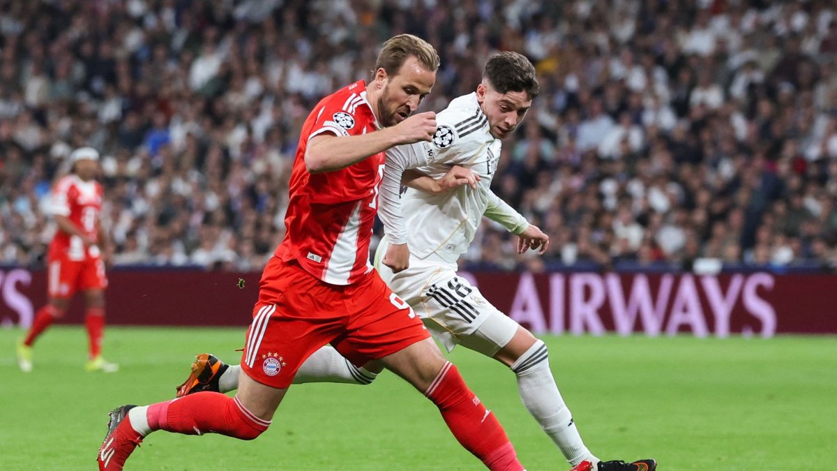 Bayern Munich's Harry Kane (L) vies for the ball with Real Madrid's Federico Valverde during the UEFA Champions League quarter-final first-leg football match at Santiago Bernabeu Stadium, Madrid, Spain, April 7, 2026. (AFP Photo)