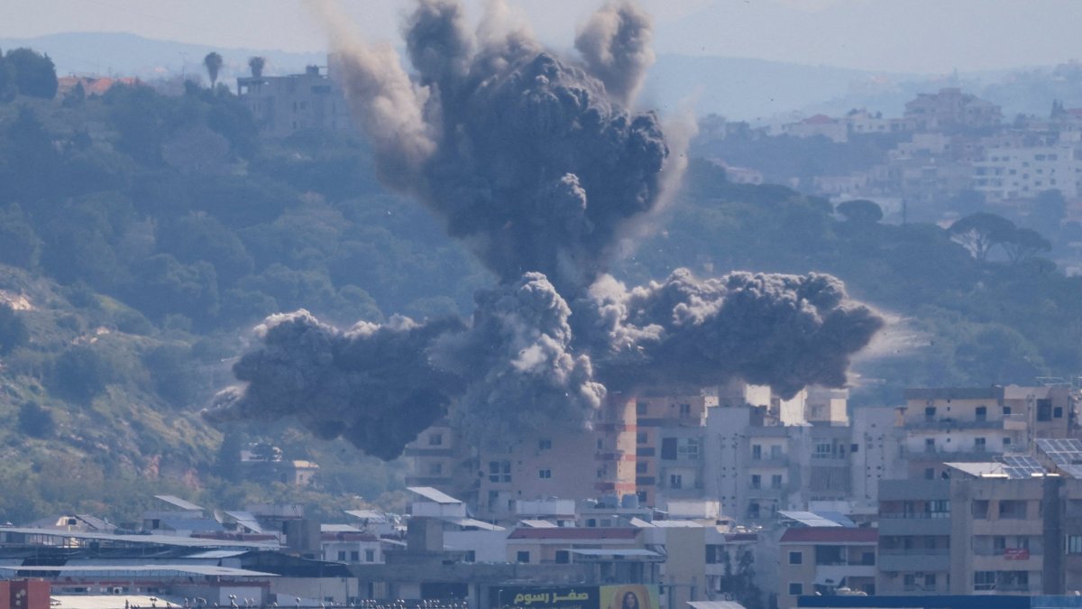 Smoke rises from an explosion in the Abbasiyeh neighbourhood following an Israeli strike, in Tyre, Lebanon, April 8, 2026. REUTERS/Adnan Abidi
