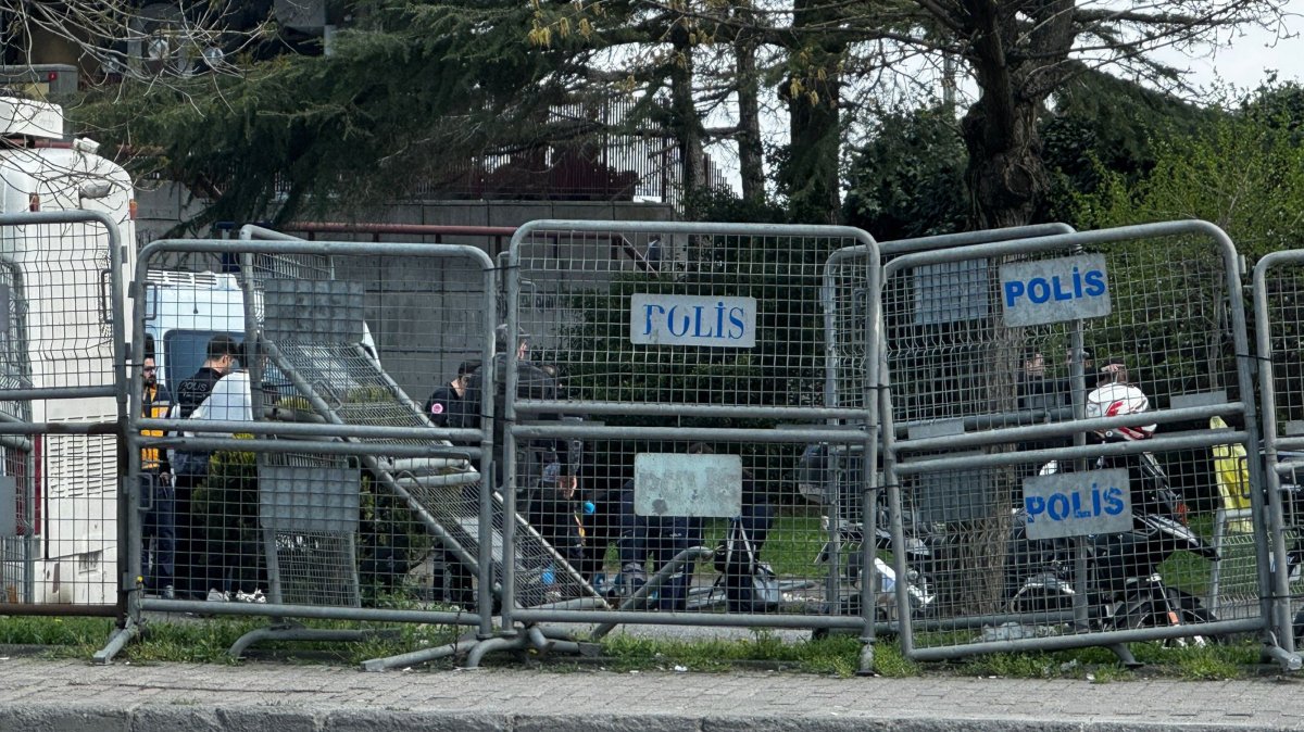 Police officers take security measures, Istanbul, Türkiye, April 7, 2026. (AA Photo)