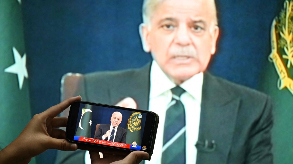 A resident listens on a mobile phone to an address to the nation by Pakistan’s Prime Minister Shehbaz Sharif about the ongoing U.S.-Israel war on Iran, in Islamabad, March 9, 2026.  (AFP File Photo)