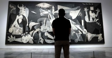 A visitor looks at Pablo Picasso's "Guernica," Madrid, Spain, Sept. 12, 2022. (AFP Photo)