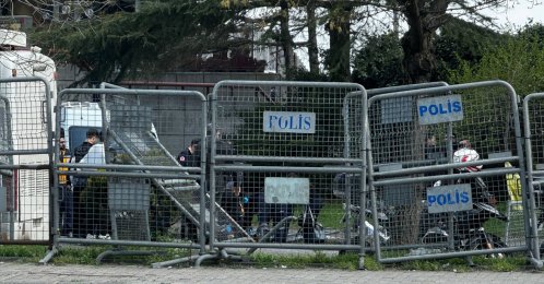 Police officers take security measures, Istanbul, Türkiye, April 7, 2026. (AA Photo)