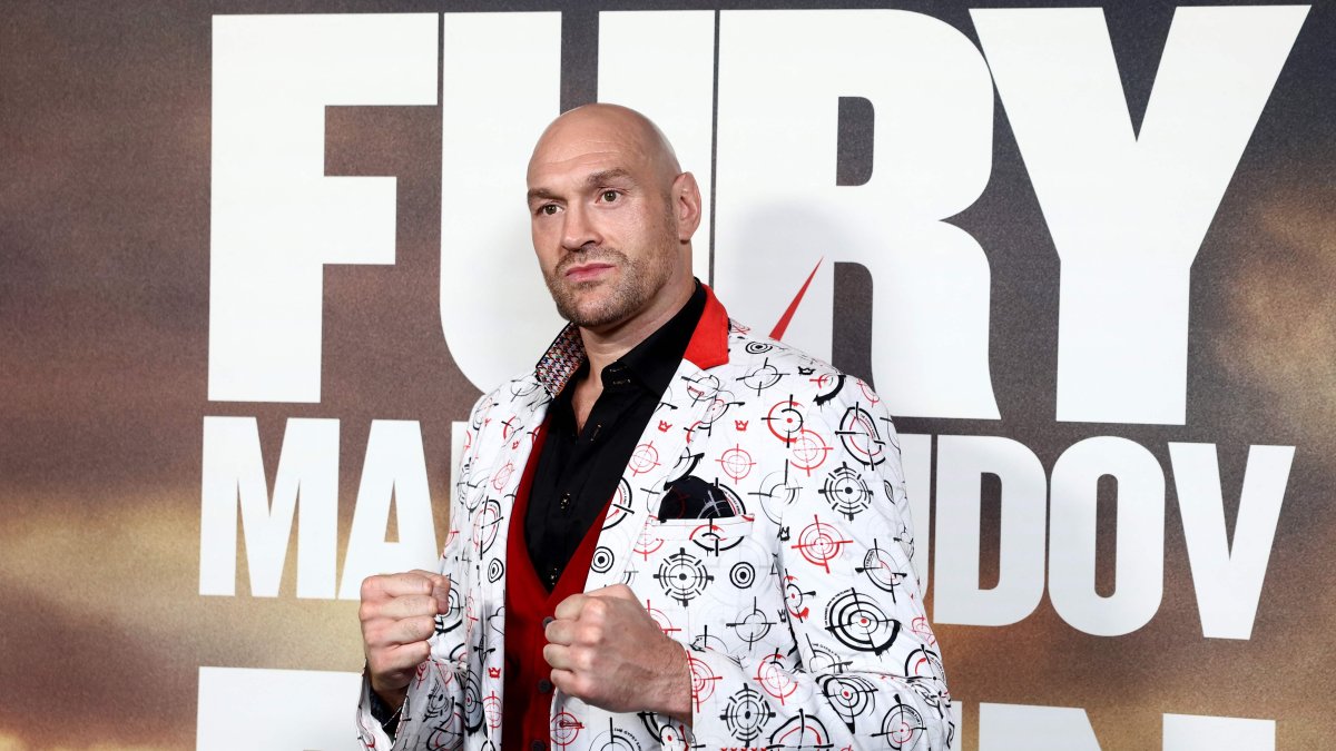 British boxer Tyson Fury poses on the red carpet to attend a "Grand Arrival" event, ahead of the heavyweight boxing match against Russia's Arslanbek Makhmudov, London, U.K., April 8, 2026. (AFP Photo)