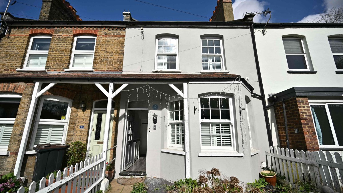 The former home of British singer David Bowie (C), London, U.K., March 11, 2026. (AFP Photo)