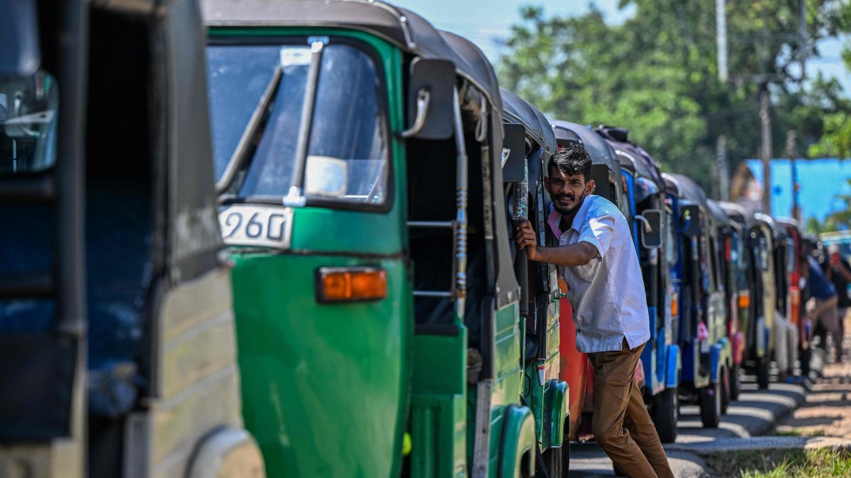 Drivers wait to refuel their auto rickshaws at a fuel station in Biyagama on the outskirts of Colombo, Sri Lanka, March 15, 2026. (AFP Photo)
