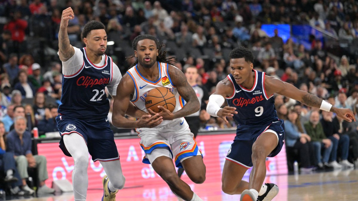 Oklahoma City Thunder's Cason Wallace (C) is defended by Los Angeles Clippers guard Jordan Miller (L) and guard Bennedict Mathurin as he drives to the basket in the second half at Intuit Dome, Inglewood, U.S., April 8, 2026. (Reuters Photo)