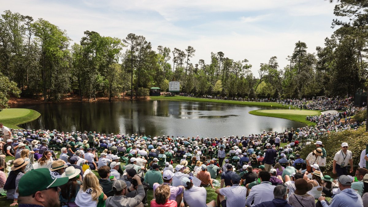 Patrons gather at the lake near the ninth hole during the Par 3 Contest during the 2026 Masters Tournament at the Augusta National Golf Club, Augusta, U.S., April 8, 2026. (EPA Photo)