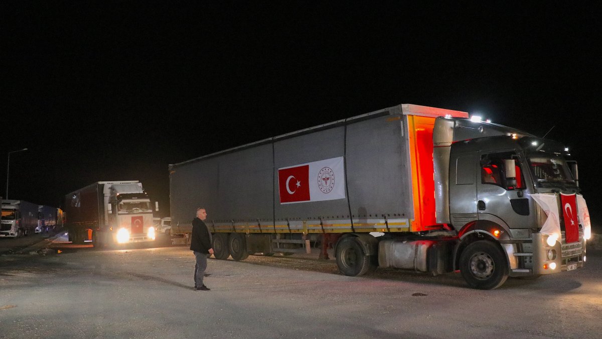 Trucks filled with medical aid depart from the Gürbulak border gate to Iran, Ağrı, Türkiye, April 8, 2026. (AA Photo)