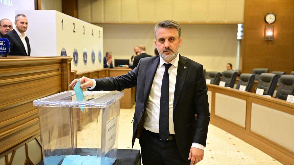 Şahin Biba, who was elected as acting mayor, casts his vote, Bursa, northwestern Türkiye, April 9, 2026. (İHA Photo)