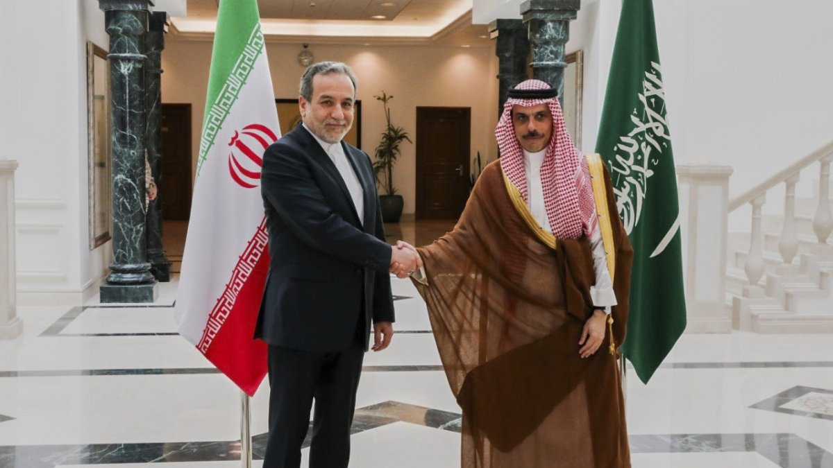 Saudi, Iran FMs hold 1st talks since outbreak of Iran war
