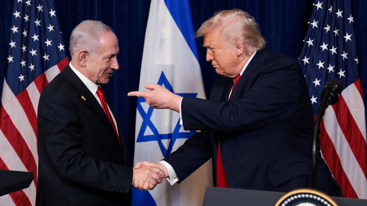 U.S. President Donald Trump points his finger towards Israeli Prime Minister Benjamin Netanyahu as they shake hands during a press conference after meeting at Trump’s Mar-a-Lago club in Palm Beach, Florida, U.S., Dec. 29, 2025. (Reuters File Photo)