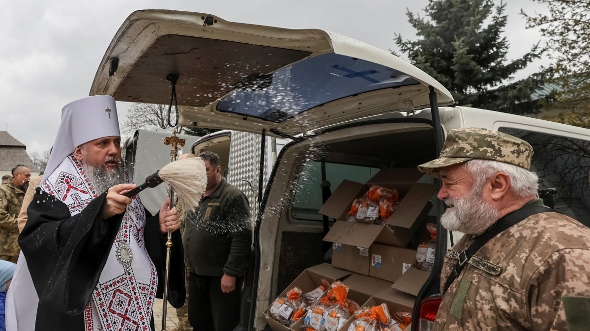 Metropolitan Epiphanius I, head of the Orthodox Church of Ukraine, sprinkles holy water on a Ukrainian serviceman next to Easter cakes which are to be transferred to servicemen fighting on the frontline amid Russia's attack on Ukraine, on the day of a ceremony to bless Easter cakes at St Michael's Cathedral before Orthodox Easter, in Kyiv, Ukraine, April 9, 2026. (Reuters Photo)