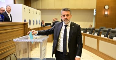 Şahin Biba, who was elected as acting mayor, casts his vote, Bursa, northwestern Türkiye, April 9, 2026. (İHA Photo)