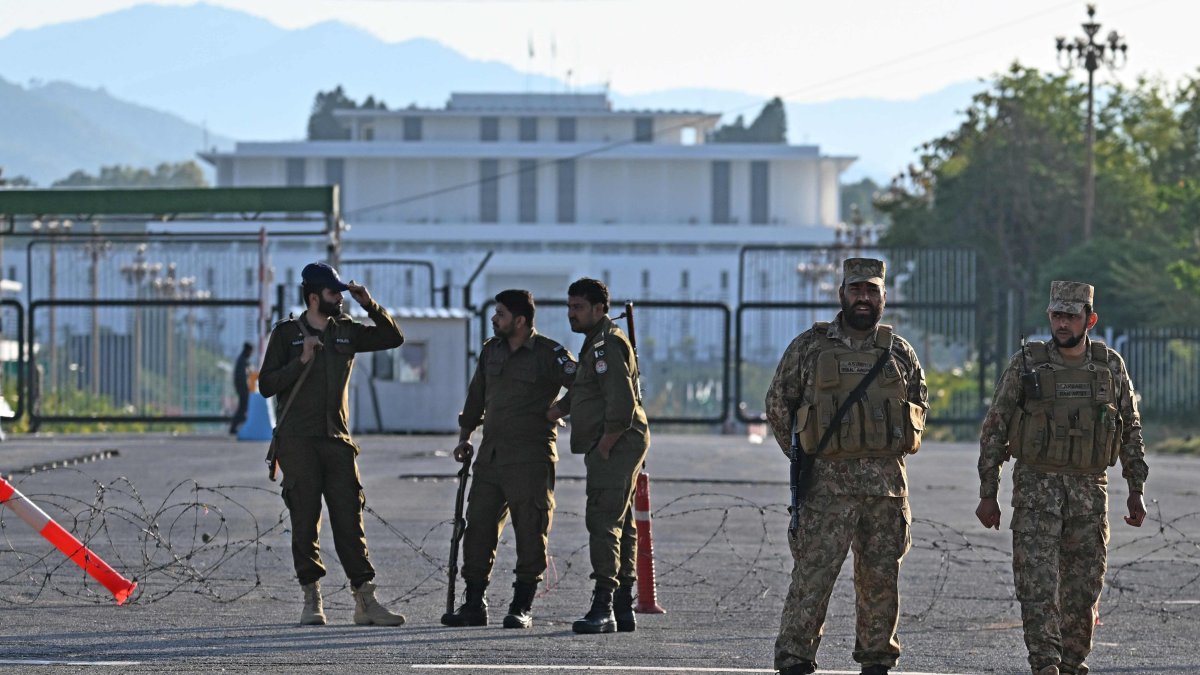 Pakistani soldiers and police officers stand guard near the president's house in the Red Zone area, as Pakistan prepares to host the U.S. and Iran for peace talks, Islamabad, Pakistan, April 10, 2026.  (AFP Photo)
