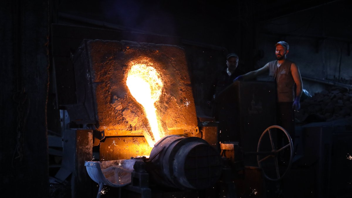 A worker is seen at a metal casting foundry, Gaziantep, southeastern Türkiye, March 18, 2026. (AA Photo)