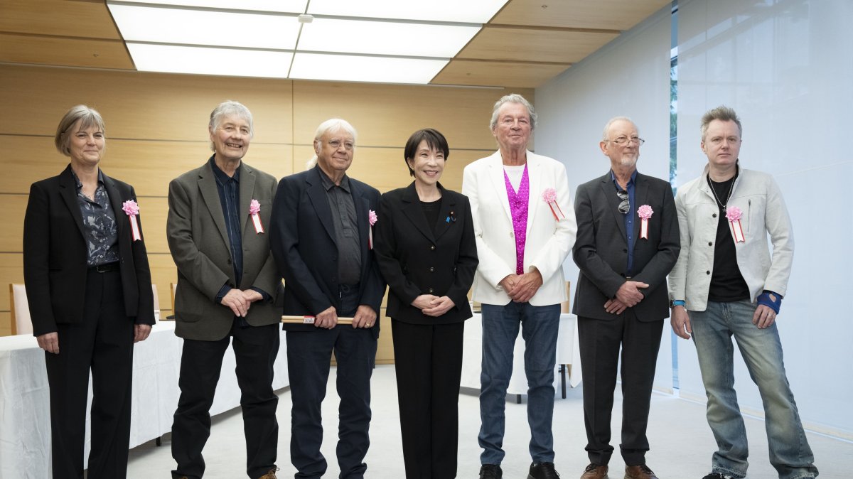 Japanese Prime Minister Sanae Takaichi (C) poses with members of the British rock band Deep Purple, Don Airey (2-L), Ian Paice (3-L), Ian Gillan (3- R), Roger Glover (2-R) and Simon McBrideat (R), and British Ambassador to Japan Julia Longbottom (L) during their meeting the prime minister's office, Tokyo, Japan, April 10, 2026. (EPA Photo)