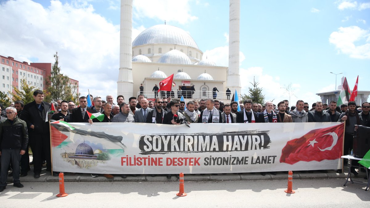 Protesters gather outside a mosque after Friday prayers to demonstrate against the Israeli bill proposing the death penalty for Palestinian prisoners, Niğde, Türkiye, April 10, 2026. (AA Photo)