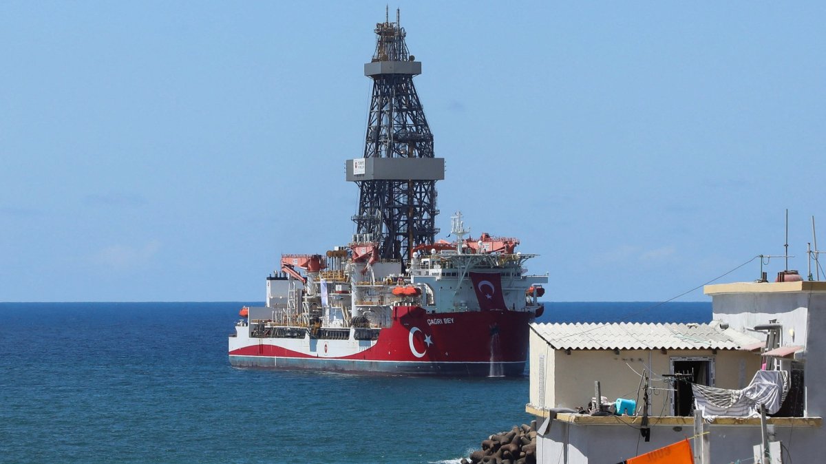 Turkish drilling vessel Çağrı Bey, which is set to conduct Türkiye's first deep-sea drilling operation abroad, docks in the Indian Ocean near a port in Mogadishu, Somalia, April 10, 2026. (Reuters Photo)