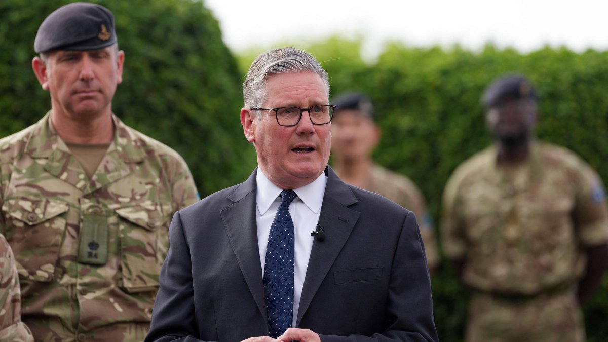 Britain's Prime Minister Keir Starmer meets aircrew members during a visit to Taif Airbase, Saudi Arabia, April 8, 2026. (AFP Photo)