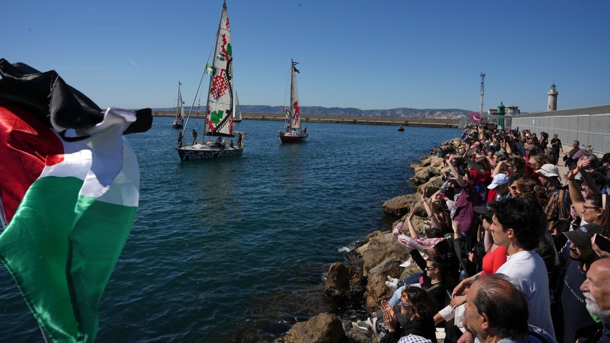 Residents wave Palestinian flags as about 20 boats depart from Marseille, France, to join the Global Sumud Flotilla’s "Spring 2026 Mission," chanting slogans such as "Long live the Palestinian struggle," "Gaza, Marseille stands with you" and "Freedom for Palestine," Marseille, France, April 4, 2026. (AA Photo)